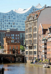 Nikolaifleet in der Hamburger Altstadt - re. historische Bebauung der Deichstraße, dahinter das geschwungene Dach der Elbphilharmonie.