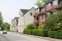 Alte und neue Wohnhäuser am Niedergeorgswerder Deich in Hamburg Wilhelmsburg.