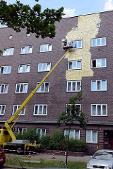 Umstrittenes Kunstprojekt an einer Hauswand eines Wohngebäudes an der Veddeler Brückenstraße im Hamburger Stadtteil Veddel. 300 m² der Fassade wird von einem Hubwagen aus mit Blattgold belegt,