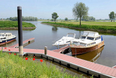 Neuer Sportboothafen / Marina in Hitzacker; im Hintergrund die Elbe.