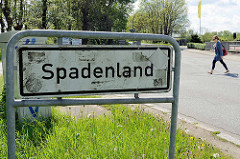 Stadtteilschild für Hamburg Spadenland; weiße Schild mit schwarzer Schrift.