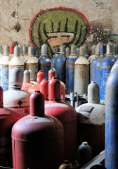 Verlassene Fabrik in Hamburg Wilhelmsburg - Gasflaschen und Graffiti.