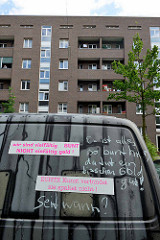 Umstrittenes Kunstprojekt an einer Hauswand eines Wohngebäudes an der Veddeler Brückenstraße im Hamburger Stadtteil Veddel. 300 m² der Fassade wird von einem Hubwagen aus mit Blattgold belegt.