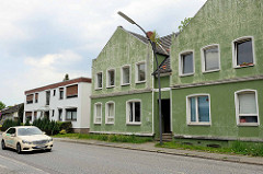 Alte und neue Wohnhäuser am Niedergeorgswerder Deich in Hamburg Wilhelmsburg.
