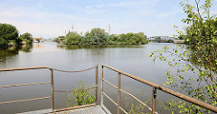 Blick über das Wendebecken  vor der ehemaligen Müggenburger Schleuse im Hamburger Stadtteil Veddel. Links der Müggenburger Kanal, re. der Hovekanal - beide Wasserwege führen zum Peutekanal und Müggenburger Zollhafen.