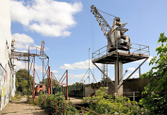 Alte Krananlage am Reiherstiegkanal in Hamburg Wilhelmsburg; verlassenes Industriegebäude.
