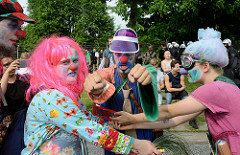 Politische Clowns treiben Schabernack mit den Polizisten, die den Protest  gegen den G 20 Gipfel in Hamburg bewachen sollen.