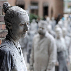 GESTALTEN zum G20-Gipfel - Kunstperformance  als Kritik am G20-Gipfel. Hunderte in Lehm gehüllte Menschen sollen für eine Gesellschaft stehen, die den Glauben an Solidarität verloren hat und in der der Einzelne nur noch für das eigene Vorankomme