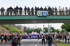 Demonstration Bildungsstreik, Transparent :  Another World is Possible - Jugend Gegen G20 an den Hamburger St. Pauli Landungsbrücken. Polizisten beobachten das Geschehen von der Fußgängerbrücke aus.