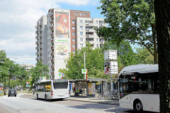 Bushaltestelle an der U-Bahnstation Mümmelmannsberg im Hamburger Stadtteil Billstedt; Hochhaus mit Fassadenmalerei.