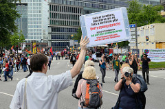 Selbstgefertigtes Schild: Polizei Hamburg: Eskalieren bis es Tote & Verletzte gibt - Verfassungsbruch - Artikel 8 Grundgesetz: ICH DARF HIER DEMONSTRIEREN! 39 km² Demoverbotszone sind der Tod jeder Demokratie.