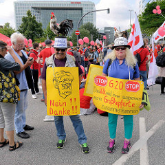 Demonstration am 08. Juli gegen G20 in Hamburg - Plakate: Globale Solidarität - Das Volk wird immer ausgenommen wenn Großkopferte zusammenkommen.
