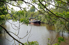 Arm der Wilster Au in Wilster, Am Brook - Hausboot am Ufer.