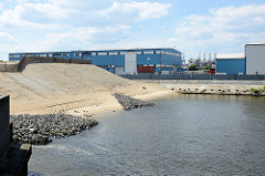 Ein Teil des Steinwerder Hafens / Grenzkanal in Hamburg Kleiner Grasbrook wird mit Sand zugeschüttet, um neue Gewerbeflächen zu schaffen.
