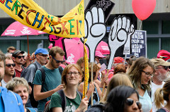 Demonstrationzug am 08. Juli gegen G20 in Hamburg; Transparent, Schilder und große Pappfäuste.