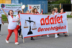 Demonstrationszug am 08. Juli gegen G20 in Hamburg - Frauen mit T-Shirt, Transparent: adalet - Gerechtigkeit!