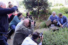 Der Hamburger Umweltsenator Jens Kerstan besucht die neu angesiedelten Hummelvölker auf dem Dach der Behörde für Stadtentwicklung und Umwelt (BSU); der Imker sowie Wespen-,Hummel- und Hornissennestumsetzer Bent Schubert zeigte dem Senator.