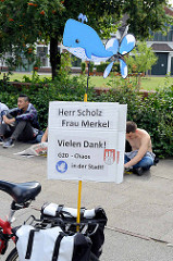 Demonstration am 08. Juli gegen G20 in Hamburg - Pappplakat: Herr Scholz, Frau Merkel - Vielen Dank, G20 Chaos in der Stadt.