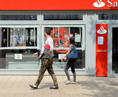 Während der Proteste gegen den G20 Gipfel entglaste, mit Notreparatur versehene Glasscheiben einer Bank in der Großen  Bergstrasse von Hamburg Altona.