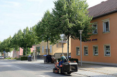 Historische Wohn- und Geschäftshäuser an der Schlossallee in Moritzburg.