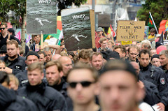 Demonstrationzug am 08. Juli gegen G20 in Hamburg - Plakate Why?