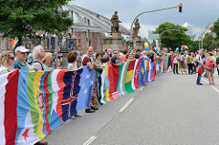 Flaggen der Welt - Domonstration Hamburg zeigt Haltung / St. Katharinenkirche - zweite Demonstration wg. des G20 Gipfels in Hamburg.