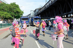 Politische Clowns treiben Schabernack mit den Polizisten, die den Protest  gegen den G 20 Gipfel in Hamburg bewachen sollen.
