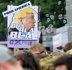 Demonstration am 08. Juli gegen G20 in Hamburg; Bild von Trump, Poor America - Bla Bla Bla, Seifenblasen.
