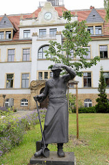 Metallskulptur / Plastik eines Stahlarbeiters vor dem ehem. Verwaltungsgebäude des Stahl- und Walzwerkes Riesa - jetzt Amtsgericht.