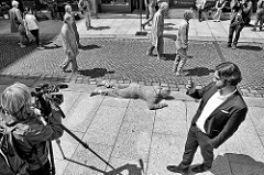 GESTALTEN G20-Gipfel Hansestadt Hamburg Kunstaktion Lehm verkrustet Lehmverkrustet Performance Kunstperformance Solidarität Veranstaltung Hamburger Innenstadt "1000 Gestalten"