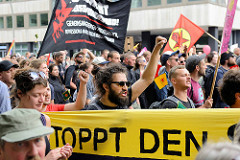 Demonstrationszug am 08. Juli gegen G20 in Hamburg; Sprechchöre und hochgereckte Fäuste.