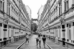 Passage mit Wohnhäusern der Gründerzeit im Hamburger Stadtteil Sternschanze - Straße mit Kopfsteinpflaster.