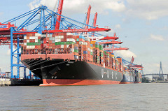 Das 400 m lange Containerschiff BARZAN am Container Terminal Burchardkai im Hamburger Hafen - der Frachter kann 19870 TEU Container transportieren.