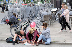 GESTALTEN zum G20-Gipfel - Kunstperformance  als Kritik am G20-Gipfel. Hunderte in Lehm gehüllte Menschen sollen für eine Gesellschaft stehen, die den Glauben an Solidarität verloren hat und in der der Einzelne nur noch für das eigene Vorankomme