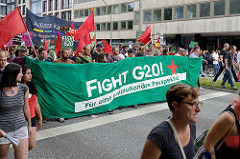 Demonstrationszug am 08. Juli gegen G20 in Hamburg; Transparent - Fight G20, für eine revolutionäre Perspektive.