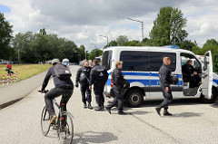 Die Zufahrtsstrassen beim G20 Protestcamp auf Entenwerder in Hamburg Rothenburgsort sind von der Polizei gesperrt.