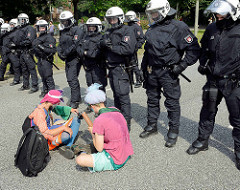 Politische Clowns treiben Schabernack mit den Polizisten, die den Protest  gegen den G 20 Gipfel in Hamburg bewachen sollen.