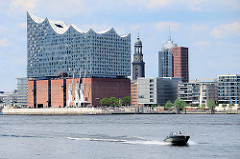 Blick über die Norderelbe zur Elbphilharmonie, re. die St. Michaeliskirche - beides Wahrzeichen der Hansestadt Hamburg.