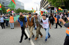 Flagge des Kurdischen Parlaments im Exil / Tänzer- Demonstration am 08. Juli gegen G20 in Hamburg.