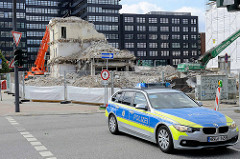 Mit Polizeiwagen wg. G 20 Gipfels abgesperrte Nebenstraße in der Hamburger City Süd - im Hintergrund Abriss eines Bürogebäudes an der Hammerbrookstraße.