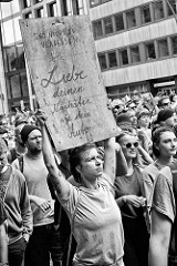 Plakat: Und nicht zu Vergessen: Liebe deinen Nächsten wie dein Auto - Demonstration am 08. Juli gegen G20 in Hamburg.