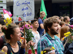 G-müse statt G20 - DemonstrantInnen mit Blumen und Möhre auf der Demonstration am 08. Juli gegen G20 in Hamburg.