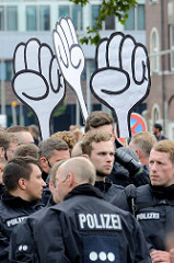 Demonstrations am 08. Juli gegen G20 in Hamburg - große selbstgemalte Pappfäuste.