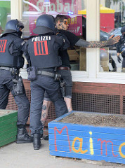 Die Polizei macht Personenkontrolle während der Prostest gegen den G20 Gipfel in Hamburg.
