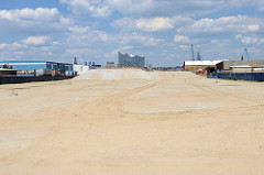 Ein Teil des Steinwerder Hafens / Grenzkanal in Hamburg Kleiner Grasbrook wird mit Sand zugeschüttet, um neue Gewerbeflächen zu schaffen.