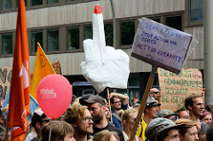 Demonstrationszug am 08. Juli gegen G20 in Hamburg - Papphand mit ausgestreckten Mittelfinger.