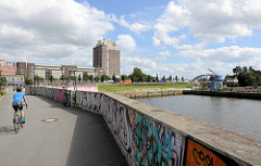 Elberadweg am Billhafen in Hamburg Rothenburgsort - im Hintergrund Hotelhochhaus am Entenwerder Haken.