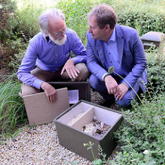 Der Hamburger Umweltsenator Jens Kerstan besucht die neu angesiedelten Hummelvölker auf dem Dach der Behörde für Stadtentwicklung und Umwelt (BSU); der Imker sowie Wespen-,Hummel- und Hornissennestumsetzer Bent Schubert zeigte dem Senator einen Humme
