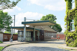 Zollübergang / Hauptzollamt Veddel; Zollstation / Zollzaun - Fußgängerübergang beim Veddeler Bahnhof am ehem. Hamburger Freihafengebiet.