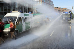 Colour the Red Zone - Protest gegen den G 20 Gipfel in Hamburg; ein Polizeikonvoi fährt rücksichslos schnell durch die Straße + wird von Demonstranten gestoppt; durch Einsatz von Wasserwerfern können die Einsatzwagen weiter rasen.